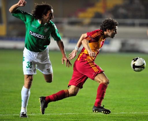 Galatasaray ilk yarısını 2 farklı önde kapattığı maçın ikinci yarısında oldukça zorlandı. Maç fazlasıyla 3. sıraya yükseldi.