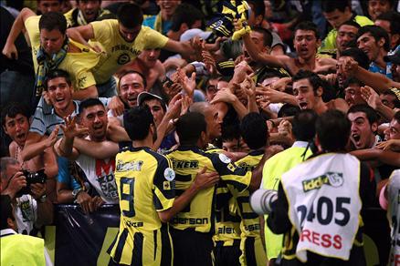 Futbol Federasyonu tarafından bu yıl 4. kez düzenlenen TFF Süper Kupa'yı, Beşiktaş'ı 2-0 yenen Fenerbahçe kazandı. Goller Alex'den geldi...