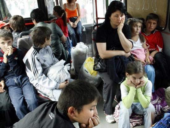 Tarih 5 Ağustos. Kafkaslar yine barut fıçısı. Olan yine çocuklara oluyor. Yüzlerce aile çocuklarını güvenli bölgeye gönderiyor.