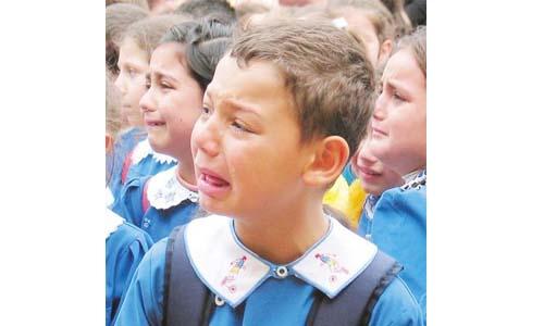 4 Her yüz çocuktan yaklaşık 4-5 tanesi bu tepkisini okul korkusuyla ortaya koyar. Okula gitmek istemez. Zorlanmca büyük tepkiler gösterir. Bu durum okula gidişin ilk günlerinde ortaya çıkabileceği gibi herhangi bir zamanda da ortaya çıkabilir.
