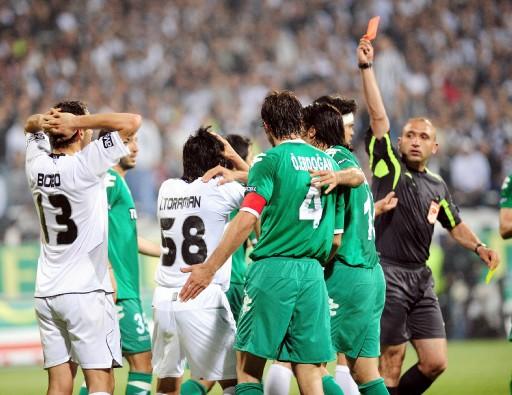 Sivas'ın puan kaybıyla liderlik şansı yakalayan Beşiktaş, evinde Bursaspor'a puan kaybetti. Müthiş geçen maçta 1 de kırmızı çıkarken takımlar golsüz eşitliği bozamadı.