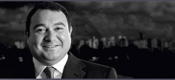 <p><strong><span style="text-decoration: underline;">Demir Sabancı: <br /><br /></span></strong>Sabancı Holding’den ayrılarak Sedes Holding’i kuran Demir Sabancı, Hasip Paşa Yalısı’nda oturuyor. Beylerbeyi’nin en gösterişli yalılarından biri olan Hasip Paşa Yalısı, Kalkavan Yalısı olarak da biliniyor. Beylerbeyi Yalıboyu Caddesi’nde 4 bin 106 metrekarelik arsa üzerine konuşlanmış yalı, iki büyük salon ve 26 odadan oluşuyor. Yalının bugünkü değeri 160 milyon dolar civarında. New York’ta da evi bulunan Sabancı, kısa bir süre önce Manhattan 64’üncü Cadde’de dört katlı bir binayı 2.9 milyon dolara almıştı.</p>