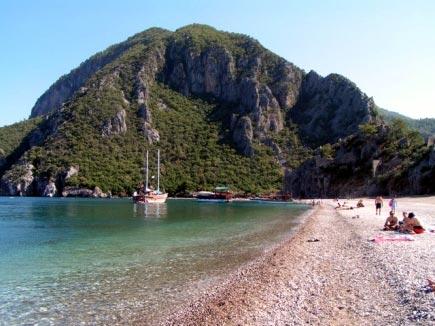 <b>5. Çıralı:</b> Ağaç evleriyle ünlü Olimpos'un hemen ilerisinde bulunan Çıralı'nın, caretta carettalar için 3kmlik koruma alanının bulunduğu plajıyla huzur veren bir atmosferi bulunuyor.