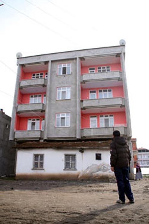 Samsun'un Çarşamba ilçesinde eski evlerini yıkmadan üzerine çok katlı binalar yapan vatandaşlar, görenleri şaşkına çeviriyor.