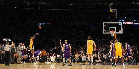 L.A. Lakers sahasında Sacramento Kings'i 109-108 yenerken Kobe'nin son salisede attığı 3'lük maça damgasını vurmuştu. NBA üst yönetimi, Kobe Bryant'ın Sacramento maçında son salisede attığı 3'lüğü tescilledi.