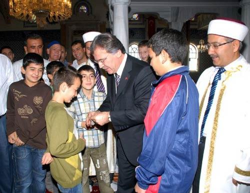 ADALET BAKANI MEHMET ALİ ŞAHİN, ÇOCUKLARA BAYRAM HARCLIĞI VERDİ.