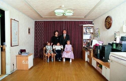 Yeondoo Jung
Bu Kore apartmanının sakinlerinin hayat tarzı fotoğraflanarak bir parodi etkisi elde edilmiş.