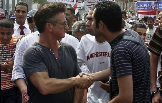 ABD'li sinema sanatçısı Sean Penn devrim ve demokrasi özgürlüğünün tadını çıkaran Mısır'ı ziyaret etti. Penn, Mısır devriminin ikonu haline gelen Tahrir meydanında halkla buluştu.