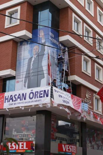 Normal şartlarda bu da haber mi denilecek bir gelişme; ama söz konusu, söz Atatürk'ten açıldı mı mangalda kül bırakmayan ve es kaza bir başka parti yapsa kıyameti kopartacak CHP olunca, oluyor. İşte CHP'li adayın Atatürk'e uyguladığı seçim traşı