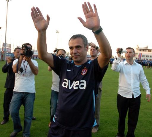 Trabzonspor, 2008-2009 sezonu hazırlıklarına, bugün yaptığı antrenmanla başladı. İşte flaş transferlerle Yanal yönetimindeki sezonun ilk idmanından kareler: