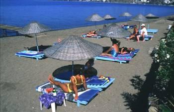 Bodrum Yalıkavak halk plajında şezlonglara uzanıp yazın keyfini çıkarmak