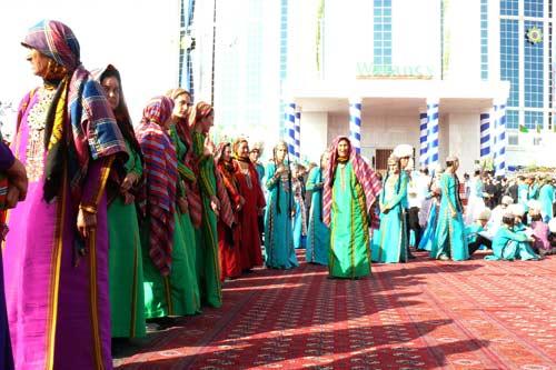 Berdimuhammedov, gece-gündüz ısı farkı en büyük şehirlerinden birinde dünyanın en tuzlu gölünün kıyısına dillere destan bir tesis, muhteşem bir açılış yaptı ama gazetecilerin şovu görüntülemesi için elden gelen arkaya konmadı! Bunlar kurtarılabilenler...