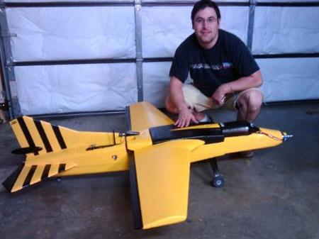 WASP, cep telefonu ağlarına girmek için ABDnin önemli cep telefonu operatörleri AT&T ve T-Mobile baz istasyonlarını taklit edecek. Böylece, cep telefonlarının üzerindeki 11 antenden birine bağlanmasını sağlayacak. Böylece, cep telefonlarından yapılan tüm görüşmeleri kaydedebilecek.