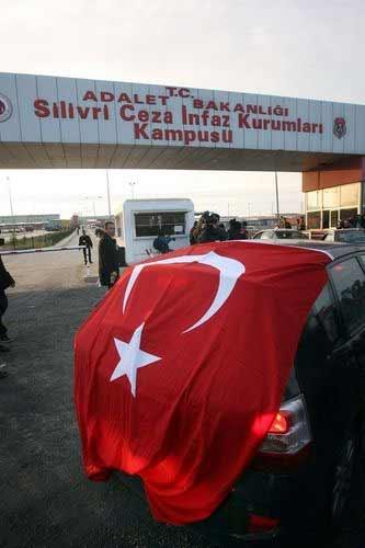 "Ergenekon" davasının görüldüğü Silivri Ceza Ve İnfaz Kurumları Yerleşkesi'ne ulusalcılar tam anlamıyla çıkarma yaptı.
