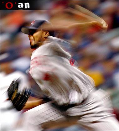 Hızın donduğu an- Amerika'daki Beyzbol Ligi'nde Minnesota Twins Takımı'ndan Francisco Liriano topu fırlatıyor. Kameradaki enstantane hızı düşük tutularak elde edilmiş bir 'o' an.