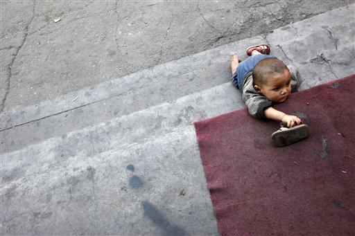 Kanlı olaylara ve katliamlara sahne olan Doğu Türkistan'da hayat devam ediyor. Acıyan yürekleri ve yaşlı gözleri ile yaşama tutunmaya çalışan Uygurlar işte böyle yaşıyorlar.