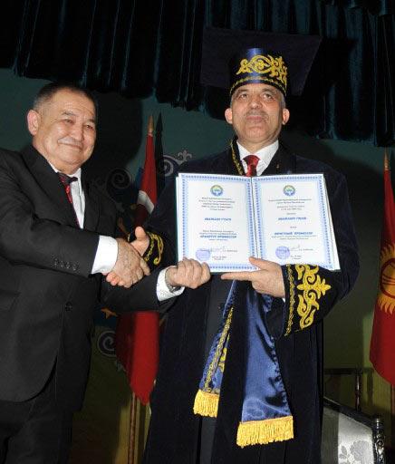 Cumhurbaşkanı Abdullah Gül'e, Bişkek'teki Yusuf Balasagun Milli Üniversitesi tarafından fahri profesör unvanı verildi. Gül'e fahri profesörlük diploması sunulurken kep ile cübbe giydirildi.