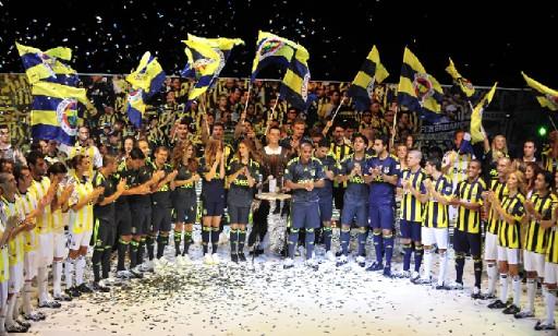 Fenerbahçe Futbol Takımı'nın 2009-2010 sezonunda giyeceği formalar ve Fenerium'un sonbahar/kış koleksiyonunun tanıtımı yapıldı.
