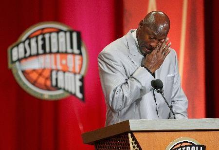 Basketbolun efsane ismi Michael Jordan Naismith Memorial Basketball Hall of Famee kabul töreninde oldukça duygusal anlar yaşadı.