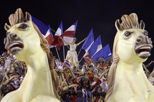 Karnavallar ülkesi Brezilya'nın en meşhur ve dünya çapında ünlü karnavalı Rio'da birbirinden renkli görüntüler ve büyük coşku yaşanıyor.