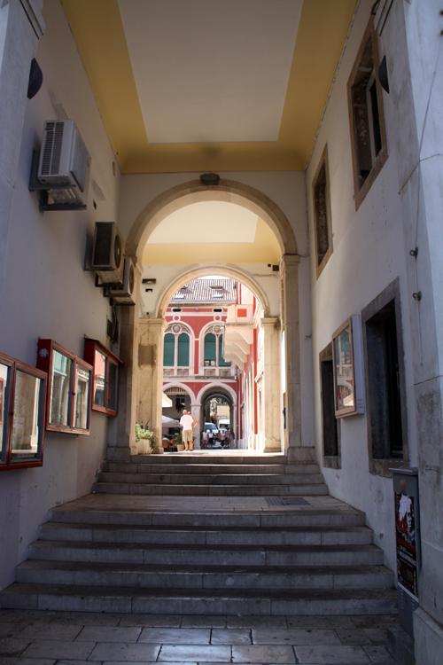 Sokaklar kimi yerlerde Eski Mardin'i andırır şekilde geçitlerle birbirine bağlanıyor.