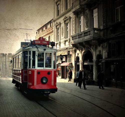 İstanbulun ilk gece kulüplerinden "Serkldoryan", Mehmet Akif Ersoyun son nefesini verdiği "Mısır apartmanı" ve Jön Türklerin buluşma yeri "Hacopulo pasajı" gibi birçok tarihi bina, dikkatli gözler için Beyoğlunu bir açık hava müzesine dönüştürüyor.