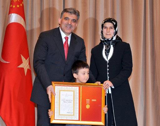 Cumhurbaşkanı Gül, 2007-2008 yıllarında TSK ve emniyet mensubu olarak görev yaparken şehit olanların yakınlarıyla malul ve gazi 61 kişiye Devlet Övünç Madalyası verdi.
