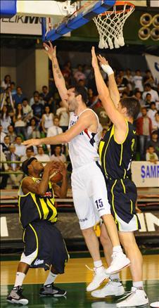 Beko Basketbol Ligi'nde play-off final serisinin ilk maçında Fenerbahçe Ülker, Efes Pilsen'i 68-60 yenerek, 1-0 öne geçti.