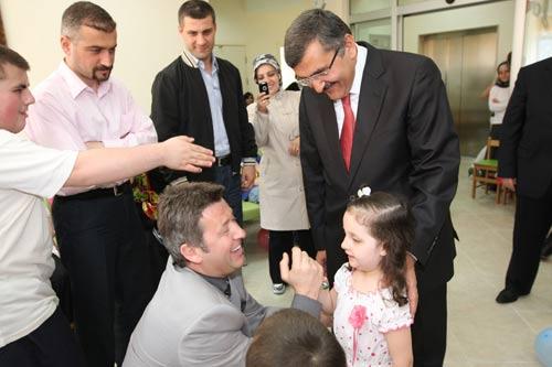 tinburnu Belediyesine bağlı, ücretsiz hizmet veren Aile Koruma Destek Merkezi bünyesinde faaliyet gösteren Engelliler Koordinasyon Merkezi, Engelliler Haftası dolayısıyla bir eğlence partisi düzenledi.