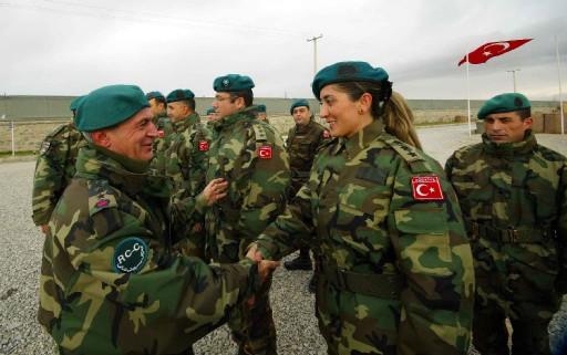 Görev yaptığı Afganistan'da geçirdiği trafik kazasında şehit olan Kurmay Albay Faruk Sungur'un ölümünün duyulmasının ardından çok sayıda Afgan vatandaşı, Mehmetçiklere taziyede bulunarak, gözyaşı döküyor.