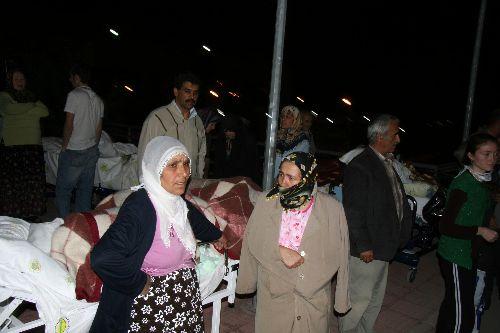 Bursa Yıldırım Merkez İlçesi'nde Şevket Yılmaz Devlet Hastanesinde yangın çıktı. 1'i çocuk 39 hastanın başka hastanelere sevk edildiği yangın sonucu 3'ü kadın 8 kişi hayatını kaybetti.