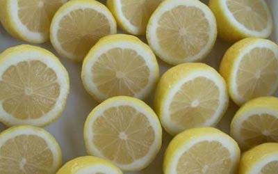 <b>Çekirdeksiz limon üretebilirsiniz</b><br>
Mersine bağlı Alata Bahçe Kültürleri Araştırma İstasyonu Müdürlüğü uzun çalışmalar sonucunda, çekirdeksiz limon üretti. Dokuz ay tazeliğini koruyan ve çekirdeksiz olan bu limonlar, girişimciler için farklı bir iş modeli olabilir. Ürünü tescilinin yapıldığını söyleyen müdürlüğün proje sorumlusu Güçer Kafa, Dünya standartlarına göre bir ürün ürettik. Uzun süre muhafaza edilebildiği için ürünün ihracat açısından da avantajı var diyor. Projeyi ABDli bir firmanın yakından takip ettiğini ve şu aşamada karantina testleri yaptığını belirten Kafa, aynı projeyle Güney Afrikalı bir şirketin de ilgilendiğini ifade ediyor. Ürünü 2013 yılı sonuna kadar üreticilere sunacaklarını söyleyen Kafa, Çekirdeksiz limon, en büyük rakibimiz İspanya ve Arjantinle olan rekabet gücümüzü artıracak. Biz küt diken dediğimiz en iyi limon çeşidini çekirdeksiz hale getirdik. Bu da ihracatta üreticiye avantaj sağlayacak diyor. Mersine bağlı Alata Bahçe Kültürleri Araştırma İstasyonu Müdürlüğü uzun çalışmalar sonucunda, çekirdeksiz limon üretti. Dokuz ay tazeliğini koruyan ve çekirdeksiz olan bu limonlar, girişimciler için farklı bir iş modeli olabilir. Ürünü tescilinin yapıldığını söyleyen müdürlüğün proje sorumlusu Güçer Kafa, Dünya standartlarına göre bir ürün ürettik. Uzun süre muhafaza edilebildiği için ürünün ihracat açısından da avantajı var diyor. Projeyi ABDli bir firmanın yakından takip ettiğini ve şu aşamada karantina testleri yaptığını belirten Kafa, aynı projeyle Güney Afrikalı bir şirketin de ilgilendiğini ifade ediyor. Ürünü 2013 yılı sonuna kadar üreticilere sunacaklarını söyleyen Kafa, Çekirdeksiz limon, en büyük rakibimiz İspanya ve Arjantinle olan rekabet gücümüzü artıracak. Biz küt diken dediğimiz en iyi limon çeşidini çekirdeksiz hale getirdik. Bu da ihracatta üreticiye avantaj sağlayacak diyor.