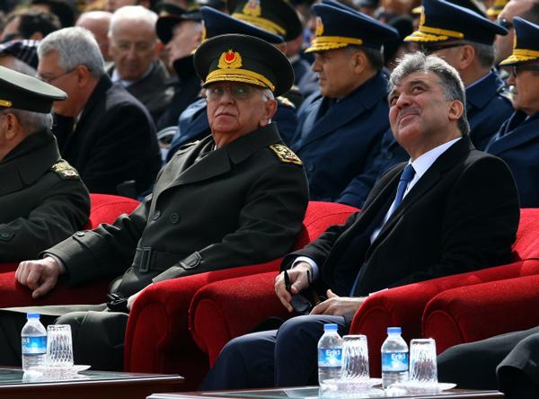 'Solo Türk' adı verilen ve çeşitli donanımlarla güçlendirilen F-16 savaş uçağı, tek başına sergilediği gösterilerle, Türk Yıldızları gibi nefesleri kesti.