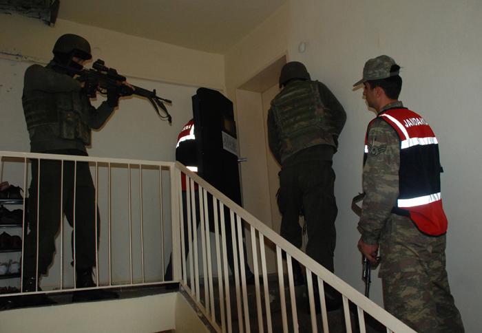 Açıklamada, "Ayrıca, 22 Aralık 2011 tarihinde İl J.K.lığınca icra edilen diğer bir operasyonda, Ekim 2011 tarihinden itibaren Bingöl Merkez, Karlıova ve Adaklı ilçelerinde Bölücü Terör Örgütü (BTÖ) mensuplarına yiyecek ve malzeme temin eden, araçları ile örgüt mensuplarını taşıyan, yapılacak eylemler ve askeri birlik hareketlilikleri ile ilgili BTÖ mensuplarına bilgi temin eden, BTÖ mensupları adına sözde vergilendirme adı altında para toplama faaliyetlerine aracılık eden ve bölgede faaliyet gösteren BTÖ mensuplarına yardım-yataklık yapan şahıslara yönelik planlı olarak başlatılan faaliyet kapsamında;