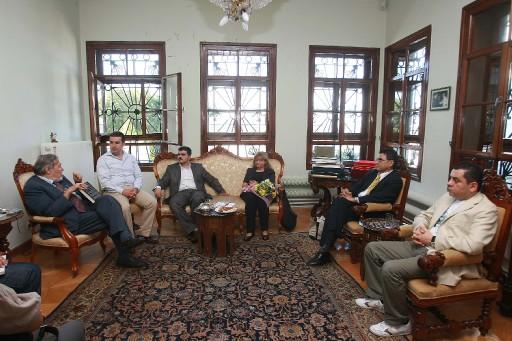 Cumartesi gecesi konseri bir grup Alperen Ocakları üyesi tarafından protesto edilen piyanist İdil Biret'e Alperen Ocakları çiçek takdim edip özür diledi