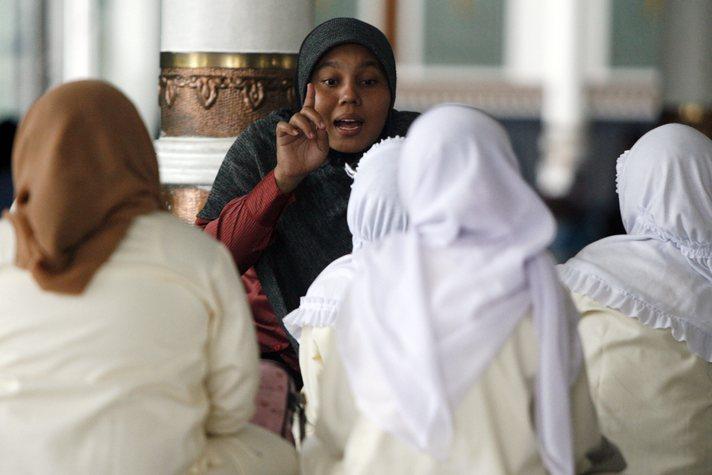 Endonezya'nın Baiturrahman Cami'nde din eğitimi gören kız çocuklarına gerektiğinde dayak da atma yetkisi olan bir Müslüman Muallim, onlara genelde sözle uyarmayı tercih ediyor...