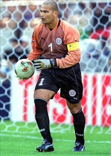 Rakip filelere 54 gol gönderen José Luis Chilavert, 'En fazla gol atan kaleci' olarak futbol tarihine geçti. Chilavert ayrıca hat-trick yapan tek kaleci.