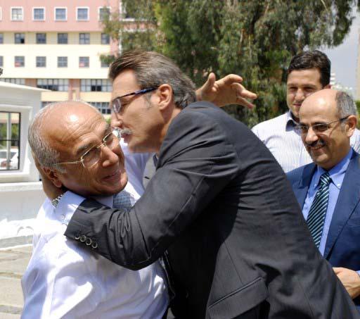 BAKAN KURSAD TUZMEN'IN ADANA ZIYARETI SIRASINDA ''ERKEKLERIN OPUSEREK SELAMLASMASINI ISTEMEDIGINI'' DILE GETIREN AYTAÇ DURAK, TUZMEN'IN KENDISINI OPMEK ISTEMESI UZERINE GERIYE CEKILMISTI. TUZMEN DE DURAK'I BÖYLE OPMUSTU. (AYCAN DEMIREL)