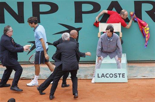 Tenis tarihinin en başarılı oyuncularından Roger Federer, kortta tarih yazarken sahaya dalarak taşkınlık yapan bir seyirci de kendi çapında tarih yazdı.