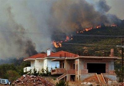 Yunanistan'ın başkenti Atina yakınlarındaki orman yangını söndürülemiyor. Binlerce kişi bölgeyi terk etti. Bölgede can pazarı yaşanırken yangın uzaydan çekilen fotoğraflarda bile görülüyor.