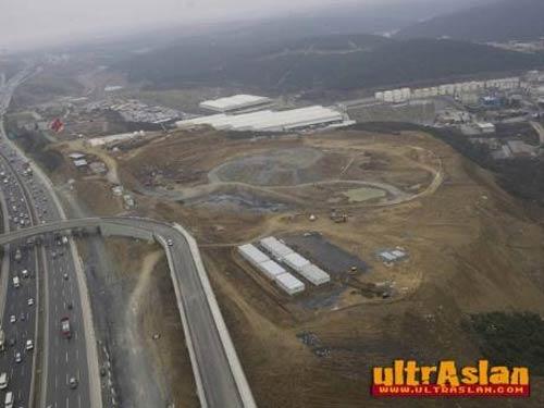 Galatasaray'ın Aslantepe Stadı'nda kale arkası tribünler yükselmeye başladı.