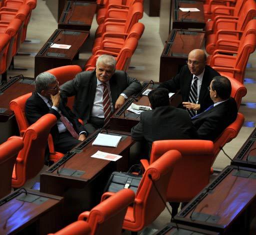 TBMM Genel Kurulunda gerginlik... Kendisini ''ihbarcılık'' ile suçlayan DTP Muş Milletvekili Sırrı Sakık, CHP Malatya Milletvekili Ferit Mevlüt Aslanoğlu'na yumruk attı