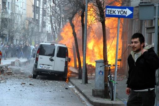 skişehir'de parfümeri dükkanında patlama meydan geldi. Ana cadde üzerindeki dükkan yerle bir oluken olay yeri savaş alanına döndü