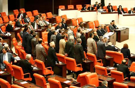 Muhalefetin karşı çıkarak görüşmelerini engellediği ve üzerindeki müzakerelere 12 Mayısta başlanan Suriye sınırındaki mayınların temizlenmesini öngören yasa tasarısı, TBMM Genel Kurulunda kabul edilerek yasalaştı.