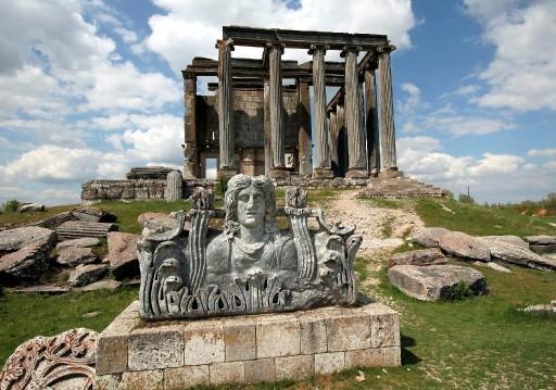''İkinci Efes'' olarak nitelendirilen Aizanoi Antik Kenti'ndeki kazılar sürerken antik kent çevresindeki evlerin restorasyonu da tamamlanıyor.