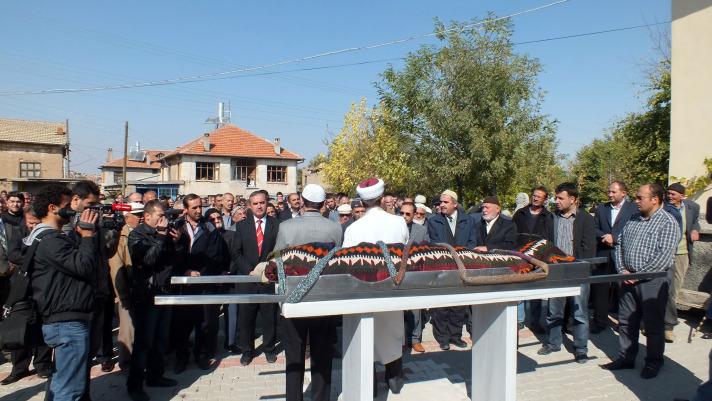 Van'ın Ercıs ılcesınde ogretmenlık yaparken depremde yasamını yıtıren Mustafa Özden (26), Konya'nın Akoren ılcesınde topraga verıldı.