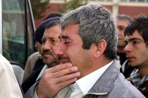 Büyük Birlik Partisi (BBP) Genel Başkanı Muhsin Yazıcıoğlu'nun memleketi Sivas'ta yas var. Gözü yaşlı Sivas halkı, işyerleri ve araçlarının camlarına Yazıcıoğlu'nun posterlerini astı ve karalara büründü.