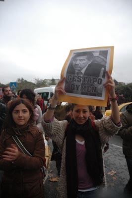 CHP GENEL BAŞKAN YARDIMCISI ONUR ÖYMEN'E TEPKİ GÖSTEREN ÜNİVERSİTE ÖĞRENCİLERİ EYLEM YAPTI. ÖĞRENCİLER, "HİTLER BIYIĞI" YAPTIKLARI ONUR ÖYMEN'İN POSTERİ İLE YÜRÜYÜŞ DÜZENLEDİ. (ERHAN YILMAZ/İSTANBUL-İHA)