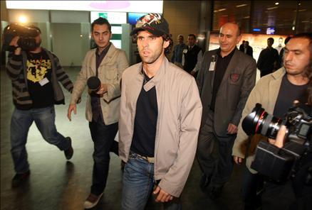 Galatasaray Kulübü'nden izinsiz olarak ülkesine giden sarı kırmızılı takımın Brezilyalı futbolcusu Cassio Lincoln, bu gece İstanbul'a döndü ve kulüpten ayrılma niyeti olmadığını söyledi.
