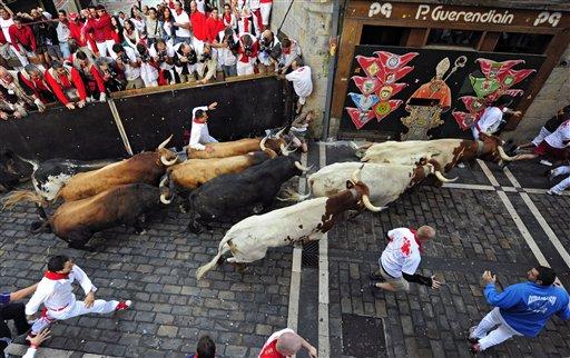 İspanyol basınına göre, geleneksel San Fermin festivali kapsamında Perşembe günü yapılan koşuda, sürüden ayrılan bir boğanın saldırısına uğrayarak, boynundan ve akciğerlerinden boynuz darbeleriyle yaralanan, kimliği henüz tespit edilemeyen bir kişi öldü.